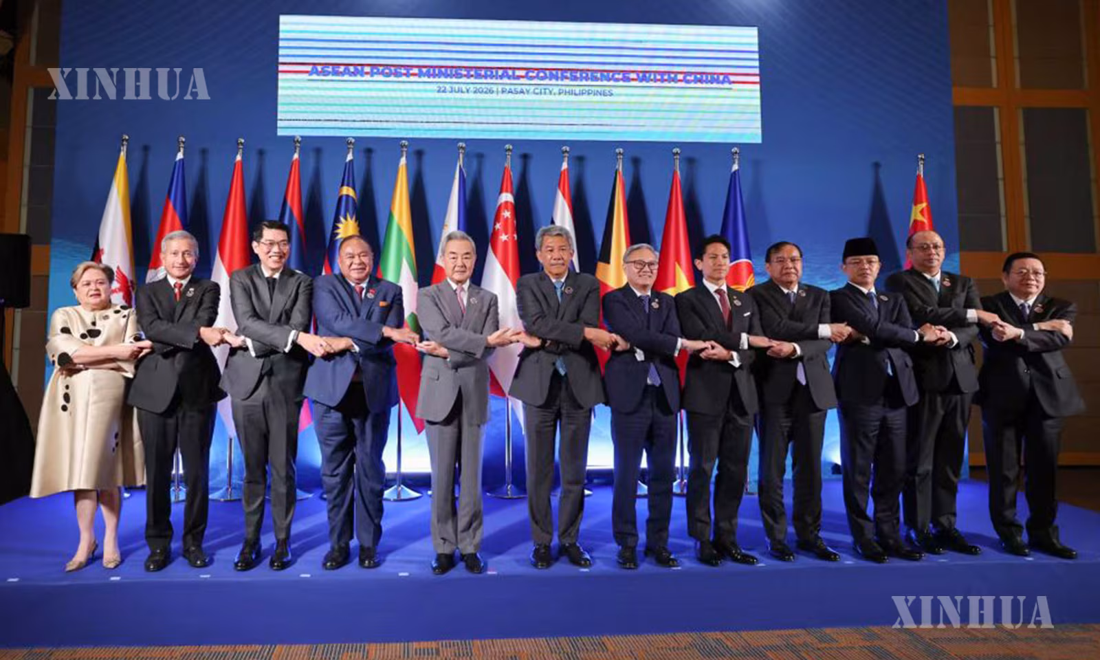 ဖိလစ်ပိုင်နိုင်ငံ မနီလာမြို့တွင် တရုတ်-အာဆီယံ နိုင်ငံခြားရေးဝန်ကြီးများ အစည်းအဝေး တက်ရောက်လာသော ကိုယ်စားလှယ်များက အမှတ်တရ စုပေါင်းဓာတ်ပုံရိုက်ကူးနေသည်ကို
၂၀၂၆ ခုနှစ် ဇူလိုင် ၂၂ ရက်က တွေ့ရစဉ် (ဆင်ဟွာ)