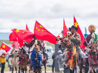 တရုတ်နိုင်ငံ ရှီးဇန့်ဒေသတွင် မြင်းစီးပြိုင်ပွဲ ကျင်းပ