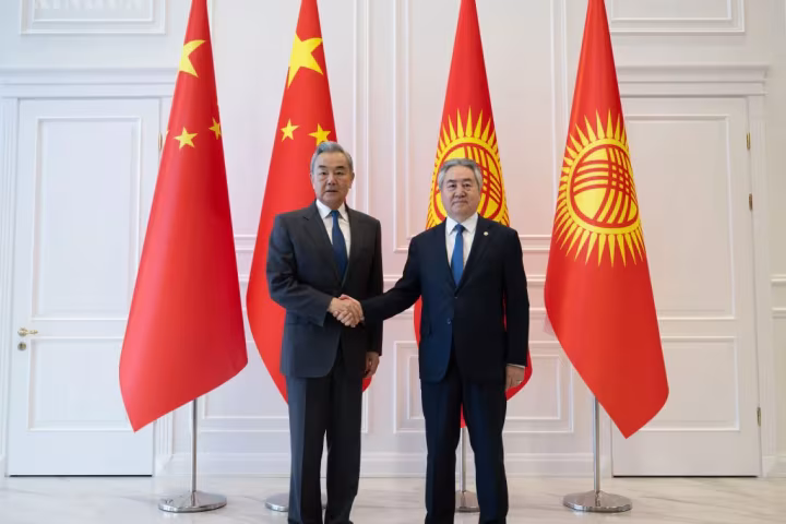 တရုတ်နိုင်ငံခြားရေးဝန်ကြီးနှင့် ကာဂျစ္စတန်နိုင်ငံခြားရေးဝန်ကြီး တွေ့ဆုံဆွေးနွေး