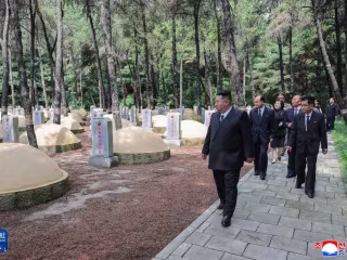 ကင်ဂျုံအန်း တရုတ်ပြည်သူ့စေတနာ့ဝန်ထမ်းတပ်ဖွဲ့ အာဇာနည် ဥယျာဉ်သို့ သွားရောက် ဂါရဝပြု