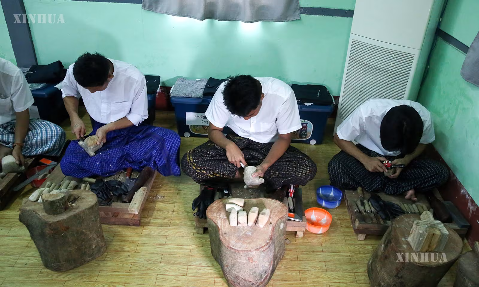 မြန်မာနိုင်ငံ ရန်ကုန်မြို့ရှိ မြန်မာ့ရိုးရာ ကြိုးဆွဲရုပ်သေးရုပ်ပြုလုပ်သည့် အလုပ်ရုံတွင် လေ့ကျင့်သင်ကြားနေသည့် သင်တန်းသားများကို ၂၀၂၆ ခုနှစ် ဇူလိုင် ၂၆ ရက်က တွေ့ရစဉ် (ဆင်ဟွာ)