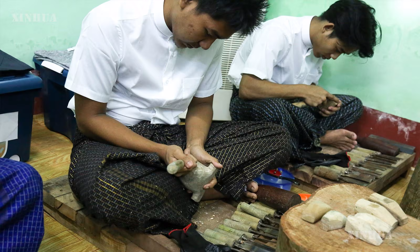 မြန်မာနိုင်ငံ ရန်ကုန်မြို့ရှိ မြန်မာ့ရိုးရာ ကြိုးဆွဲရုပ်သေးရုပ်ပြုလုပ်သည့် အလုပ်ရုံတွင် လေ့ကျင့်သင်ကြားနေသည့် သင်တန်းသားများကို ၂၀၂၆ ခုနှစ် ဇူလိုင် ၂၆ ရက်က တွေ့ရစဉ် (ဆင်ဟွာ)
