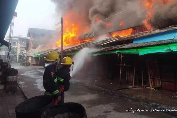 မြန်မာနိုင်ငံ၊ ဧရာဝတီတိုင်းဒေသကြီး၊ ဓနုဖြူမြို့နယ်ရှိ ဈေးတစ်ခုတွင် မီးလောင်မှုဖြစ်ပွားပြီး ဆိုင်ခန်းပေါင်း ၂၀၀ ကျော် ပျက်စီးဆုံးရှုံးခဲ့