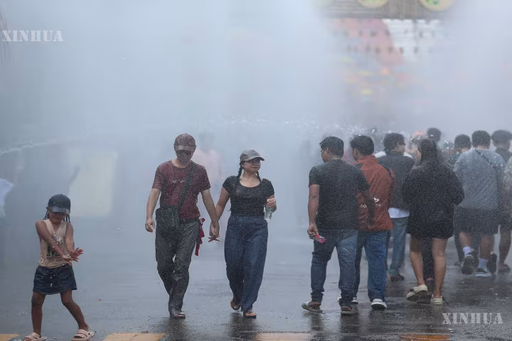 မြန်မာနိုင်ငံ ရန်ကုန်မြို့ရှိ မြို့တော်ခန်းမရှေ့တွင် မဟာသင်္ကြန်အတက်နေ့မြင်ကွင်းများ