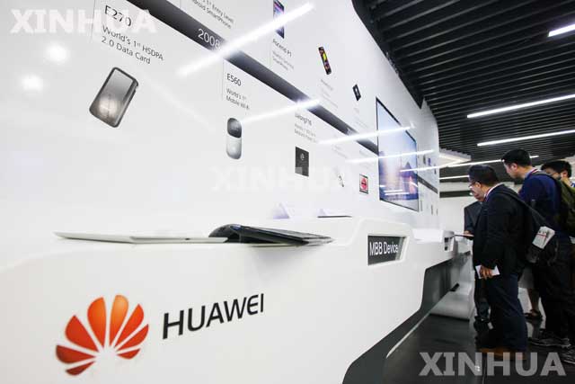 အႏိၵယႏိုင္ငံရွိ Huawei ဖုန္းကုမၸဏီရဲ႕ ထုတ္ကုန္ျပပြဲကို ေတြ႕ရစဥ္(ဆင္ဟြာ)