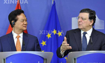 အီးယူ (EU) ေကာ္မရွင္ ဥကၠဌ Jose Manuel Barroso ႏွင့္ ဗီယက္နမ္ ဝန္ႀကီးခ်ဳပ္ Nguyen Tan Dung တို႔ EU ရံုးခ်ဳပ္တြင္ သတင္းစာရွင္းလင္းပြဲ ျပဳလုပ္ေနစဥ္ (ဆင္ဟြာ)