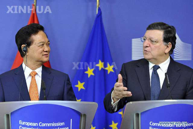 အီးယူ (EU) ေကာ္မရွင္ ဥကၠဌ Jose Manuel Barroso ႏွင့္ ဗီယက္နမ္ ဝန္ႀကီးခ်ဳပ္ Nguyen Tan Dung တို႔ EU ရံုးခ်ဳပ္တြင္ သတင္းစာရွင္းလင္းပြဲ ျပဳလုပ္ေနစဥ္ (ဆင္ဟြာ)