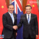 တ႐ုတ္ႏိုင္ငံ ဝန္ႀကီးခ်ဳပ္ လီခ့ဲခ်န္ (Li Keqiang) ႏွင့္ ၾသစေၾတးလ် ဝန္ႀကီးခ်ဳပ္ တိုနီ အက္ေဘာ့ (Tony Abbott ) ေတြ႕ဆံုစဥ္ (ဆင္ဟြာ)