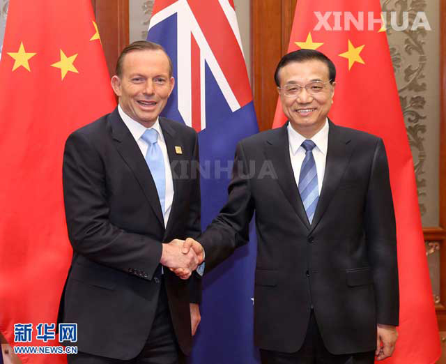 တ႐ုတ္ႏိုင္ငံ ဝန္ႀကီးခ်ဳပ္ လီခ့ဲခ်န္ (Li Keqiang) ႏွင့္ ၾသစေၾတးလ် ဝန္ႀကီးခ်ဳပ္ တိုနီ အက္ေဘာ့ (Tony Abbott ) ေတြ႕ဆံုစဥ္ (ဆင္ဟြာ)