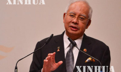 မေလးရွားဝန္ႀကီးခ်ဳပ္ Najib Razak အာဆီယံထိပ္သီးအစည္းအေဝး ၿပီးဆုံးခ်ိန္ သတင္းစာရွင္းလင္းပဲြ ျပဳလုပ္ေနပုံ (ဆင္ဟြာ)