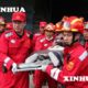 တ႐ုတ္ႏိုင္ငံ အျပည္ျပည္ဆိုင္ရာ ကယ္ဆယ္ေရး အဖြဲ႕နီေပါႏိုင္ငံ၏ ၿမိဳ႕ေတာ္ ခတၱမႏၵဴရွိ ၿပိဳက် ေနေသာ အေဆာက္အဦးမွ အသက္ ရွင္ေနသူ တစ္ဦးအား ကယ္ထုတ္ လာစဥ္ (Xinhua)