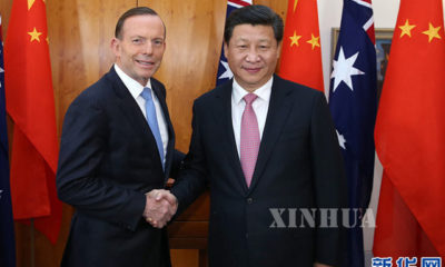 ၂၀၁၄ ခုႏွစ္ ႏိုင္ဝင္ဘာ လ က ၾသစေၾတးလ် ႏိုင္ငံ သို႕သြားေရာက္ လည္ပတ္ ခ်ိန္ တြင္ တ႐ုတ္ ႏိုင္ငံေတာ္ သမၼတ ရွီက်င့္ဖိန္ ႏွင့္ ၾသစေၾတးလ် ႏိုင္ငံ ဝန္ႀကီး ခ်ဳပ္ Tony Abbott ကန္ဘာရာ ၿမိဳ႕ ၌ ေတြ႔ဆံု ခဲ့စဥ္ (ဆင္ဟြာ)