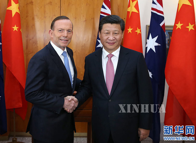 ၂၀၁၄ ခုႏွစ္ ႏိုင္ဝင္ဘာ လ က ၾသစေၾတးလ် ႏိုင္ငံ သို႕သြားေရာက္ လည္ပတ္ ခ်ိန္ တြင္ တ႐ုတ္ ႏိုင္ငံေတာ္ သမၼတ ရွီက်င့္ဖိန္ ႏွင့္ ၾသစေၾတးလ် ႏိုင္ငံ ဝန္ႀကီး ခ်ဳပ္ Tony Abbott ကန္ဘာရာ ၿမိဳ႕ ၌ ေတြ႔ဆံု ခဲ့စဥ္ (ဆင္ဟြာ)
