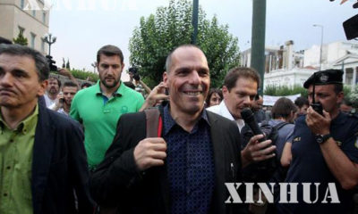 ဂရိ ဘ႑ာေရး ဝန္ႀကီး Yanis Varoufakis (အလယ္) အားေတြ႔ရစဥ္ (ဆင္ဟြာ)