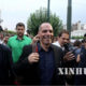ဂရိ ဘ႑ာေရး ဝန္ႀကီး Yanis Varoufakis (အလယ္) အားေတြ႔ရစဥ္ (ဆင္ဟြာ)