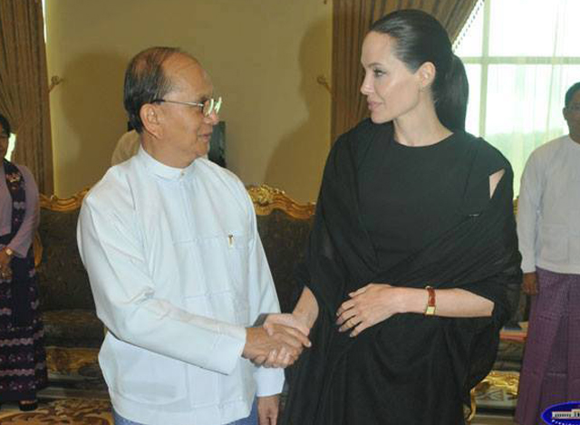ႏိုင္ငံေတာ္ သမၼတ ဦးသိန္းစိန္ ႏွင့္ မစၥစ္ အင္ဂ်လီနာဂ်ဳိလီ တို႔ ေနျပည္ေတာ္ရွိ ႏိုင္ငံေတာ္ သမၼတ အိမ္ေတာ္ ဧည့္ခန္းမ ေဆာင္၌ လက္ဆြဲႏႈတ္ဆက္ ေနစဥ္ (ဓာတ္ပံု- Myanmar President's Office )