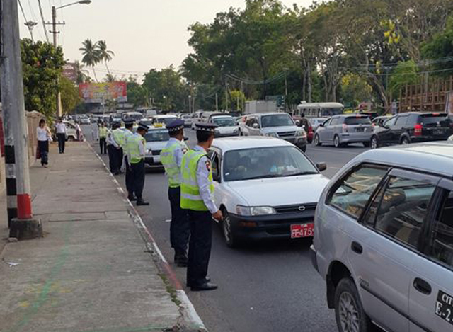 ရန္ကုန္ၿမိဳ႔ရွိ ယာဥ္ထိန္းရဲတပ္ဖြဲ႔မွ ေမာ္ေတာ္ယာဥ္မ်ား ယာဥ္စည္းကမ္းလိုက္နာမႈ ရွိမရွိစစ္ေဆးေနစဥ္(ဓါတ္ပံု - Yangon Traffic Police Facebook )