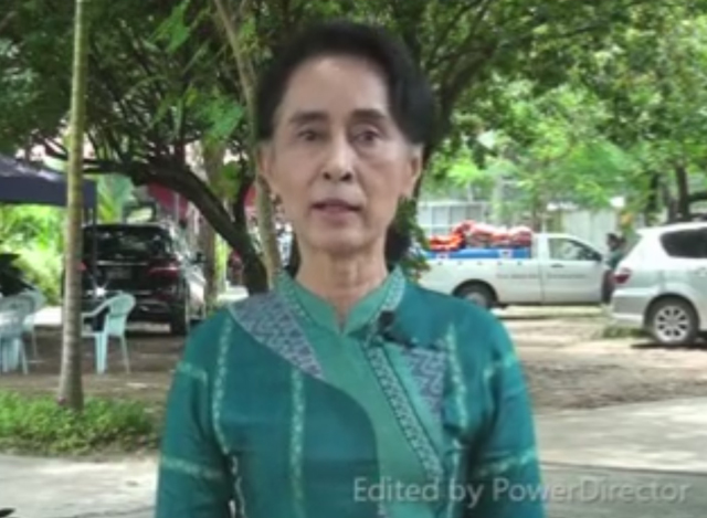 အမ်ိဳးသား ဒီမိုကေရစီ အဖြဲ႔ခ်ဳပ္ ဥကၠဌ ေဒၚေအာင္ဆန္းစုၾကည္ ေရေဘးဒုကၡသည္မ်ား အား ကူညီရန္ တိုက္တြန္း ေျပာၾကားေနစဥ္ (ဓာတ္ပံု- Aung San Suu Kyi Facebook)