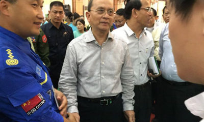 ႏိုင္ငံေတာ္သမၼတ ဦးသိန္းစိန္သည္ ရခုိင္ျပည္နယ္၌ ကယ္ဆယ္ေရး လုပ္ငန္းမ်ား ေဆာင္ရြက္လ်က္ ရွိေသာ တရုတ္အရပ္ဘက္ ကယ္ဆယ္ေရးအဖြဲ႔ Blue Sky Rescue Team ႏွင့္ ၾသဂုတ္လ ၆ ရက္ေန႔၌ ေတြ႔ဆံုစဥ္ (ဓာတ္ပံု- Chinese Embassy in Myanmar Facebook)