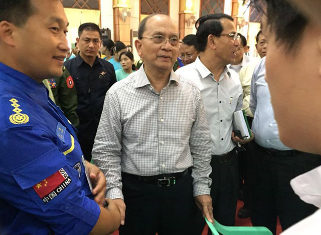ႏိုင္ငံေတာ္သမၼတ ဦးသိန္းစိန္သည္ ရခုိင္ျပည္နယ္၌ ကယ္ဆယ္ေရး လုပ္ငန္းမ်ား ေဆာင္ရြက္လ်က္ ရွိေသာ တရုတ္အရပ္ဘက္ ကယ္ဆယ္ေရးအဖြဲ႔ Blue Sky Rescue Team ႏွင့္ ၾသဂုတ္လ ၆ ရက္ေန႔၌ ေတြ႔ဆံုစဥ္ (ဓာတ္ပံု- Chinese Embassy in Myanmar Facebook)