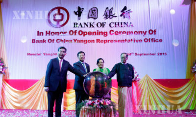 Bank of China ကိုယ္စားလွယ္႐ံုးအား Bank of China supervisor မစၥတာ လီကၽြင္း ၊ တ႐ုတ္သံအမတ္ႀကီး မစၥတာဟုန္လ်န္၊ ျမန္မာႏိုင္ငံဗဟိုဘဏ္ ဒုတိယဥကၠဌ ေဒၚခင္ေစာဦး၊ ျမန္မာ-တ႐ုတ္ ခ်စ္ၾကည္ေရး အသင္း ဥကၠဌ ဦးစိန္ဝင္းေအာင္ (ဘယ္မွညာ) တို႔မွ စက္ခလုပ္ ႏွိပ္ ဖြင့္လွစ္ ေပခဲ့စဥ္(ဆင္ဟြာ)
