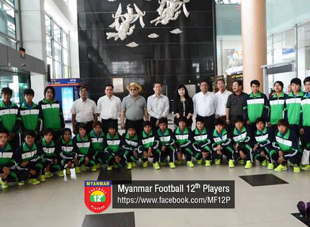 ျမန္မာ ယူ-၂၁ အမ်ိဳးသမီး ေဘာလံုးအသင္း ဗီယက္နမ္ ႏိုင္ငံ ဟိုခ်ီမင္းၿမိဳ႕ သို႔ ထြက္ခြာစဥ္ (ဓာတ္ပံု-Myanmar Football 12th Palyers Facebook)