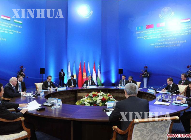 ၂ဝ၁၄ ခုႏွစ္တြင္ ကာဇက္စတန္ႏို္င္ငံ၌ က်င္းပခဲ့ေသာ ၁၃ ႀကိမ္ေျမာက္ SCO prime ministers' meeting တြင္ တရုတ္ႏုိင္ငံ ဝန္ႀကီးခ်ဳပ္ လီခဲ႔ခ်န္အား ေတြ႔ရစဥ္ (ဆင္ဟြာ)