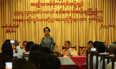 အမ်ိဳးသား ဒီမိုကေရစီ အဖြဲ႔ခ်ဳပ္ ဥကၠဌ ေဒၚေအာင္ဆန္းစုၾကည္ အေႏွးယာဥ္ လုပ္သား ဆိုက္ကား ဆရာႀကီးမ်ားႏွင့္ ေတြ႔ဆံုစဥ္ (ဓာတ္ပံု-NLD Chairperson Facebook)