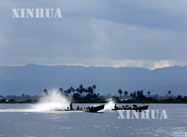 ရွမ္းျပည္နယ္ ေတာင္ပိုင္း ေညာင္ေရႊၿမိဳ႕နယ္ ရွိ အင္းေလးကန္သို႔ လာေရာက္လည္ပတ္ ေသာ ခရီးသြားမ်ားအား ေတြ႔ရစဥ္ (ဆင္ဟြာ)