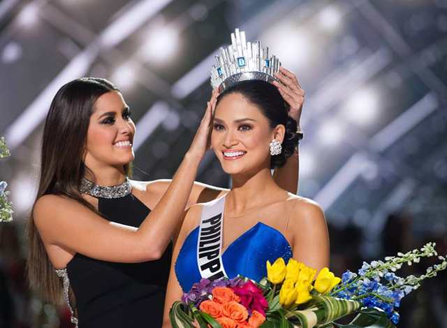 ၂၀၁၄ ခုႏွစ္ မယ္စၾကာဝဠာက၂၀၁၅ ခုႏွစ္ မယ္စၾကာဝဠာဆုရ ဖိလစ္ပိုင္အလွမယ္အား သရဖူလဲႊေျပာင္းေပးအပ္ ေနစဥ္ (ဓာတ္ပုံ- Miss Universe Facbook)