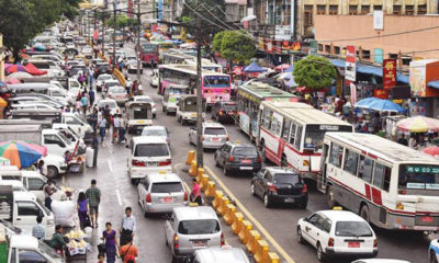 ရန္ကုန္ၿမိဳ႕တြင္း လမ္းမႀကီး တစ္ခုေပၚ၌ BRT စနစ္ကို ဘတ္စ္ကားမ်ား အတြက္ သီးသန္႔ ယာဥ္ေၾကာ သတ္မွတ္၍ စမ္းသပ္မႈ ျပဳေနသည္ကို ေတြ႔ရစဥ္ (ဓာတ္ပံု-ျမဝတီ)