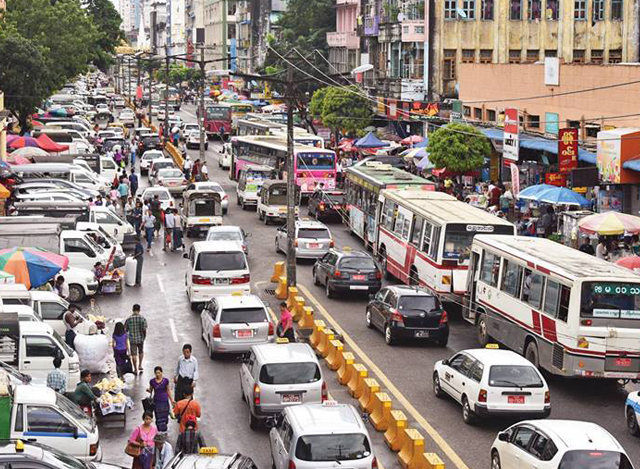 ရန္ကုန္ၿမိဳ႕တြင္း လမ္းမႀကီး တစ္ခုေပၚ၌ BRT စနစ္ကို ဘတ္စ္ကားမ်ား အတြက္ သီးသန္႔ ယာဥ္ေၾကာ သတ္မွတ္၍ စမ္းသပ္မႈ ျပဳေနသည္ကို ေတြ႔ရစဥ္ (ဓာတ္ပံု-ျမဝတီ)