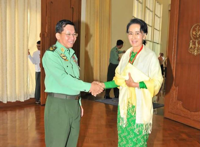တပ္မေတာ္ ကာကြယ္ေရးဦးစီးခ်ဳပ္ ဗိုလ္ခ်ဳပ္မွဴးႀကီး မင္းေအာင္လိႈင္ ႏွင့္ အမ်ိဳးသား ဒီမိုကေရစီအဖြဲ႕ခ်ဳပ္ (NLD) ဥကၠ႒ ေဒၚေအာင္ဆန္းစုၾကည္ တို႔အား ေတြ႔ရစဥ္ (ဓာတ္ပုံ- Senior General Min Aung Hlaing Facebook)