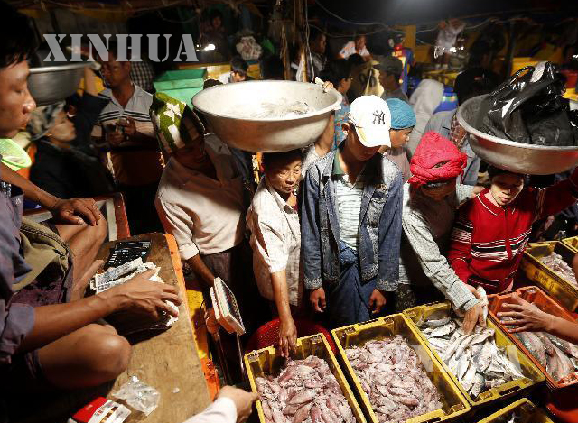 ကြည့်မြင်တိုင် ဗဟို စံပြ ငါးဈေးကြီး တွင် သားငါးများရောင်းချနေသည်ကို တွေ့ရစဉ် (ဆင်ဟွာ)