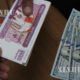 ရန်ကုန်မြို့ရှိ ငွေလဲလှယ်ရေး ဈေးကွက်တစ်ခုတွင် အမေရိကန်ဒေါ်လာများလဲလှယ်နေစဉ် (ဆင်ဟွာ)