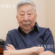 တရုတ် ပြည်သူ့ လွတ်မြောက်ရေး တပ်မတော် (PLA) ၏ ထင်ရှားသည့် ပြဇာတ်ရေး ဆရာနှင့် တေးရေး ဆရာ အသက် ၈၆ နှစ်အရွယ် ရန်စုအားတွေ့ရစဉ် (ဆင်ဟွာ)