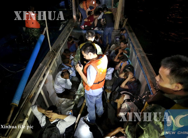 တရားမဝင်ရွှေ့ပြောင်းသူများ လိုက်ပါလာသည့် လှေအား တာဝန်ရှိသူများ ဖမ်းမိစဉ် (ဆင်ဟွာ)