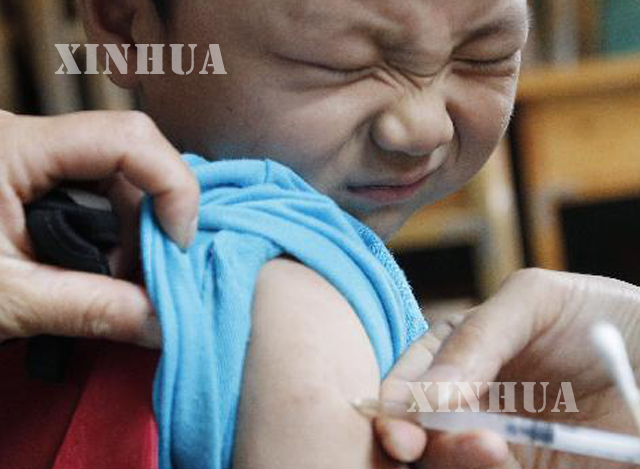 တရုတ်နိုင်ငံ တွင် ကလေးငယ်တစ်ဦးအား ကာကွယ်ဆေးထိုးနှံပေးနေစဉ် (ဆင်ဟွာ)