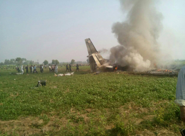 နေပြည်တော်အနီး ပျက်ကျ မီးလောင်လျက်ရှိသော တပ်မတော်လေမှ လေယာဉ်တစ်စီးအား တွေ့ရစဉ် (ဓာတ်ပုံ-MOI)