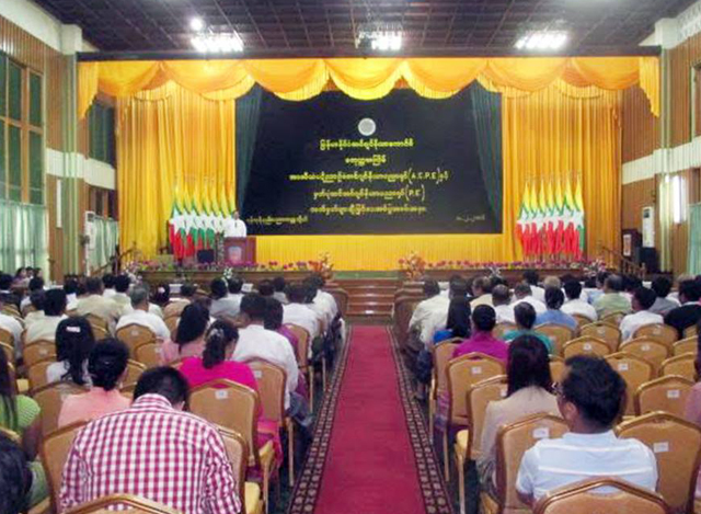 မြန်မာနိုင်ငံ အင်ဂျင်နီယာ ကောင်စီ၊ စတုတ္ထအကြိမ် မှတ်ပုံတင် အကြီးတန်း အင်ဂျင်နီယာ (R.S.E) လက်မှတ်များ ပေးအပ်ခြင်း အခမ်းအနားကျင်းပစဉ် (ဓာတ်ပုံ-ဆောက်လုပ်ရေးဝန်ကြီးဌာန)