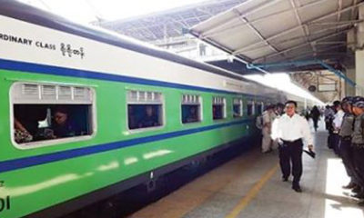 ရန်ကုန်ဘူတာကြီးတွင် ဆိုက်ကပ်ထားသော ခရီးသည်တင် ရထားတစ်စီးကို တွေ့ရစဉ် (ဓာတ်ပုံ-မြဝတီ)