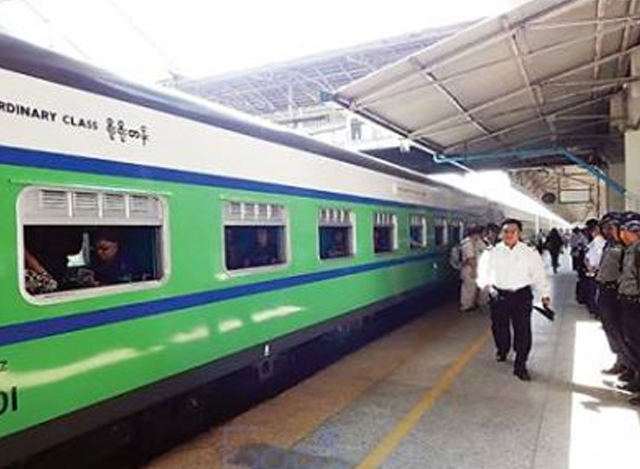 ရန်ကုန်ဘူတာကြီးတွင် ဆိုက်ကပ်ထားသော ခရီးသည်တင် ရထားတစ်စီးကို တွေ့ရစဉ် (ဓာတ်ပုံ-မြဝတီ)