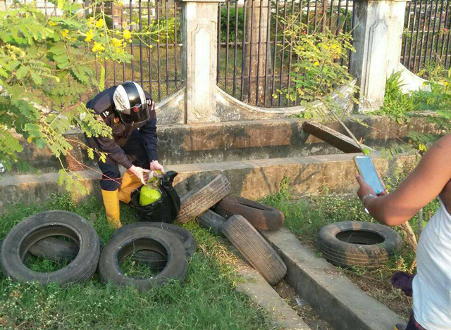 ဆေးတက္ကသိုလ် အုတ်တံတိုင်းရှေ့ ရေမြောင်းဘေးတွင် ဗုံးဟု ယူဆရသော မင်္သကာဖွယ် ပစ္စည်းအား စစ်ဆေးစဉ် (ဓာတ်ပုံ-yangon Police)