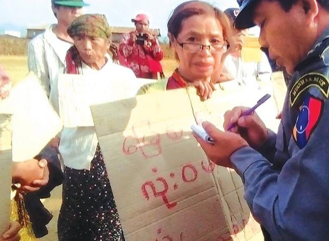 ဖားကန့်မြို့နယ်တွင်းရှိ ဆန္ဒဖော်ထုတ်ပြနေသူများအား မြို့နယ်ကော်မတီလေးရပ်မှ တာဝန်ရှိသူများက ကွင်းဆင်းညှိနှိုင်းနေစဉ် (ဓာတ်ပုံ-MOI)