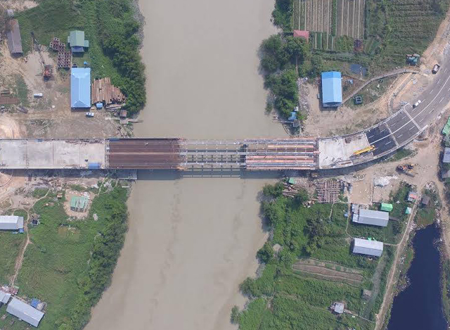 ရန်ကုန်မြို့ ဒဂုံအရှေ့ပိုင်းမြို့နယ်နှင့် ရွှေပေါက်ကံမြို့နယ်တို့ကို ဆက်သွယ်ပေးမည့် ရွှေပေါက်ကံ တံတား (၄ လမ်းသွား) တည်ဆောက်ရေး စီမံကိန်း အားတွေ့ရစဉ် (ဓာတ်ပုံ-ဆောက်လုပ်ရေးဝန်ကြီးဌာန)