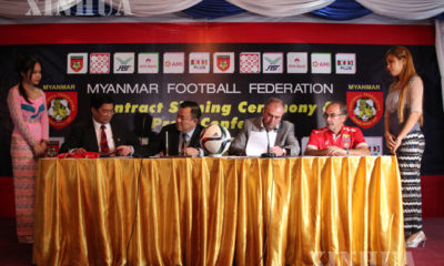 မြန်မာနိုင်ငံ ဘောလုံး အဖွဲ့ချုပ် (MFF) နှင့် မြန်မာ့ လက်ရွေးစင် အမျိုးသမီး အသင်း နည်းပြ မစ္စတာ ရိုင်နာတို့ နှစ်ဘက် သဘောတူ စာချုပ် လက်မှတ်ထိုးပွဲအားတွေ့ရစဉ် (ဆင်ဟွာ)