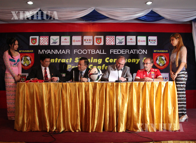မြန်မာနိုင်ငံ ဘောလုံး အဖွဲ့ချုပ် (MFF) နှင့် မြန်မာ့ လက်ရွေးစင် အမျိုးသမီး အသင်း နည်းပြ မစ္စတာ ရိုင်နာတို့ နှစ်ဘက် သဘောတူ စာချုပ် လက်မှတ်ထိုးပွဲအားတွေ့ရစဉ် (ဆင်ဟွာ)