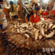 စံပြငါးဈေး၌ ငါးများရောင်းဝယ်နေသည်ကို တွေ့ရစဉ် (ဆင်ဟွာ)