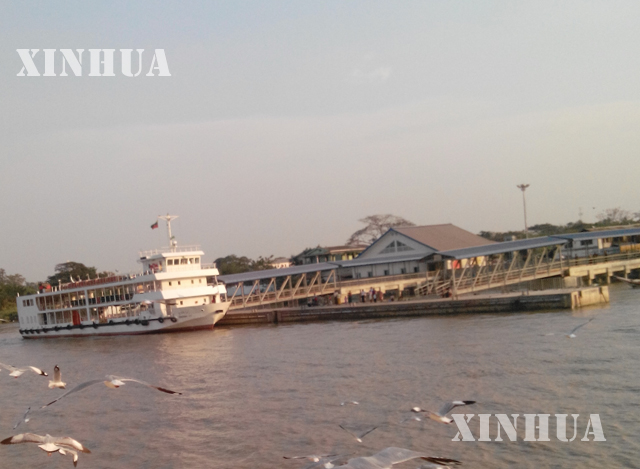 လက်ရှိတွင် ရန်ကုန်နှင့် သွားလာရေးအတွက် အဓိက အားထားနေရသော ကူးတို့သင်္ဘောတစ်စီးကို ဒလဘက်ဆိပ်ကမ်းတွင် တွေ့ရစဉ် (ဆင်ဟွာ)