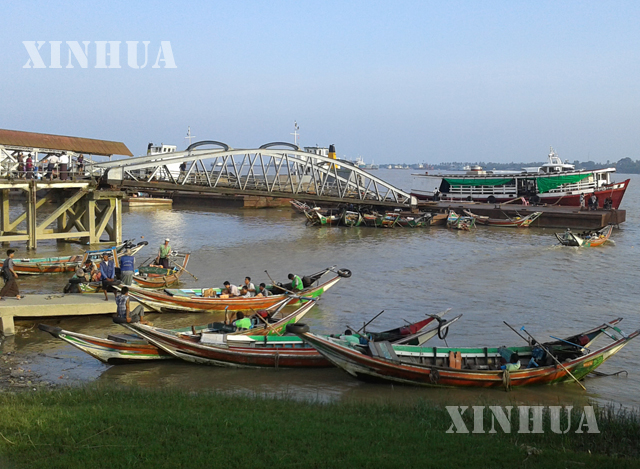 ရန်ကုန်မြစ် အတွင်း သွားလာနေသည့် စက်တပ် သမ္ဗာန်လှေများနှင့် သင်္ဘောများအား တွေ့ရစဉ် (ဆင်ဟွာ)